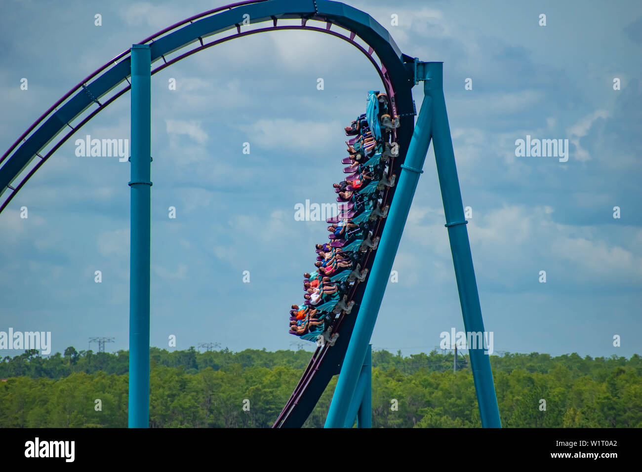 Orlando, Florida. Luglio 01, 2019 . Magnifica vista di persone aventi fun Mako roller coaster al Seaworld Foto Stock