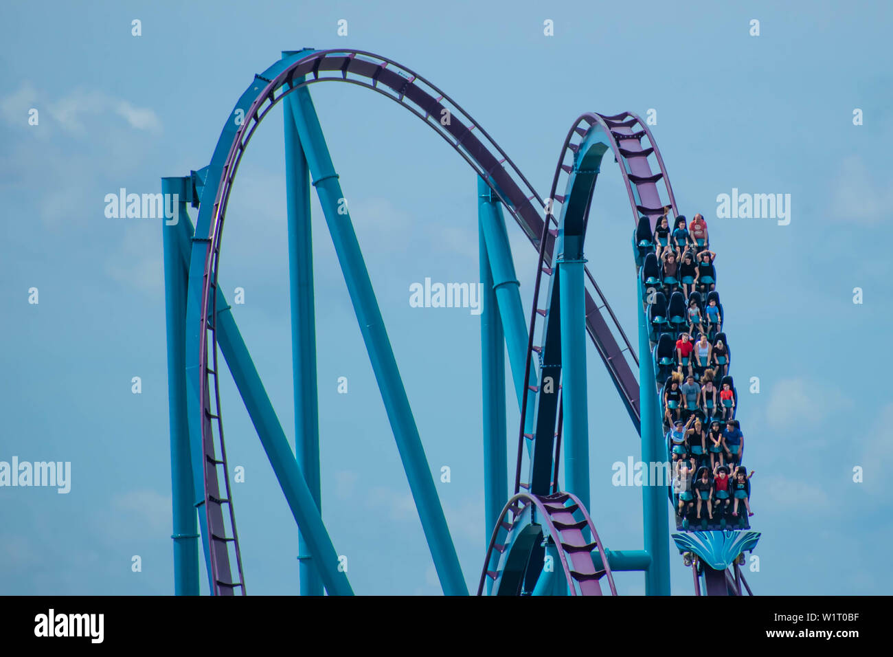 Orlando, Florida. Luglio 01, 2019 . Magnifica vista di persone aventi fun Mako roller coaster al Seaworld Foto Stock
