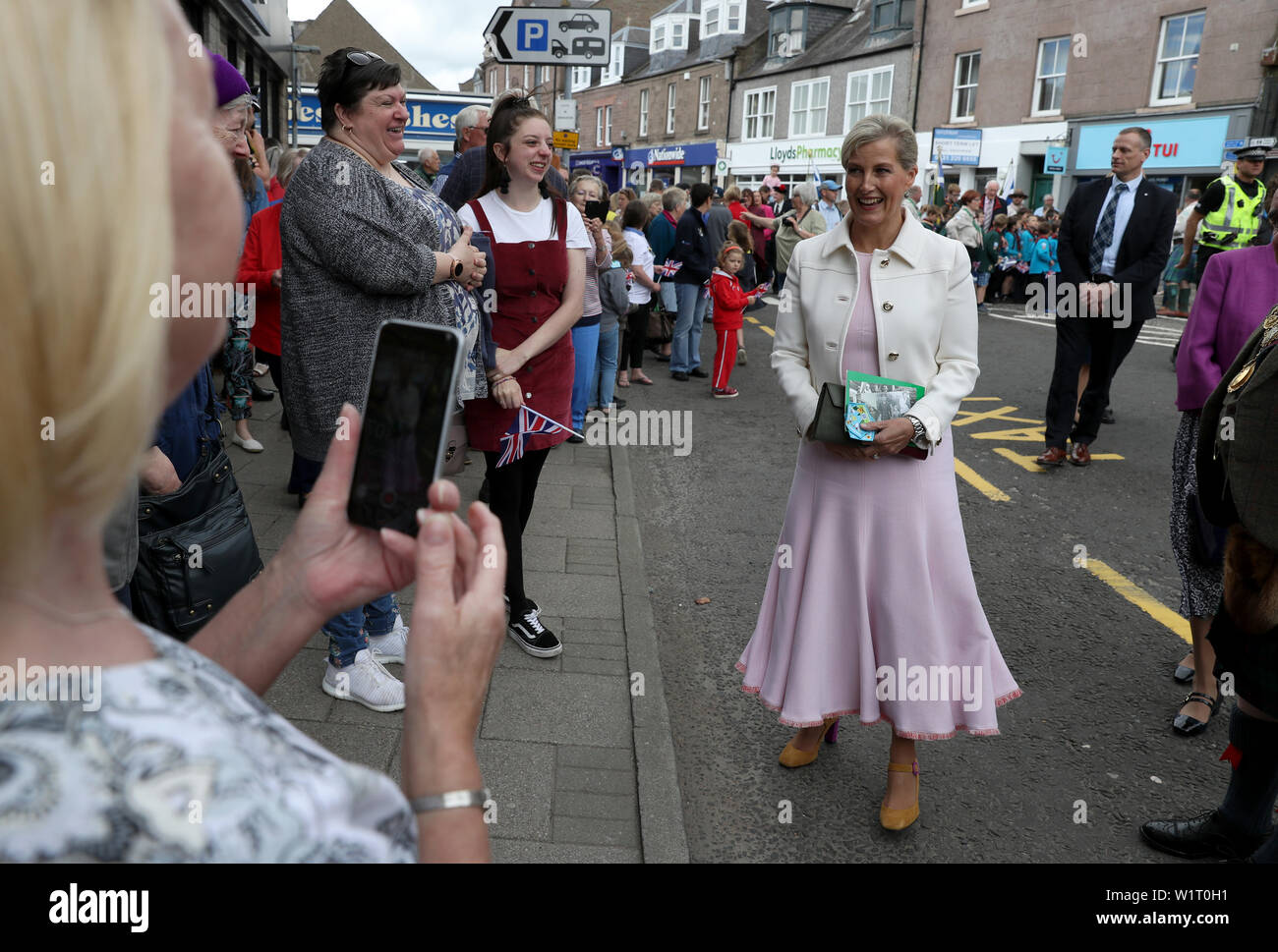 La contessa di Forfar su un aborigeno su Castle Street in Forfar. Stampa foto di associazione. Picture Data: lunedì 1 luglio 1, 2019. Prince Edward e sua moglie, Sophie ha ricevuto il titolo sul suo cinquantacinquesimo compleanno all'inizio di quest'anno. Vedere PA storia ROYAL Wessex. Foto di credito dovrebbe leggere: Andrew Milligan/PA FILO Foto Stock