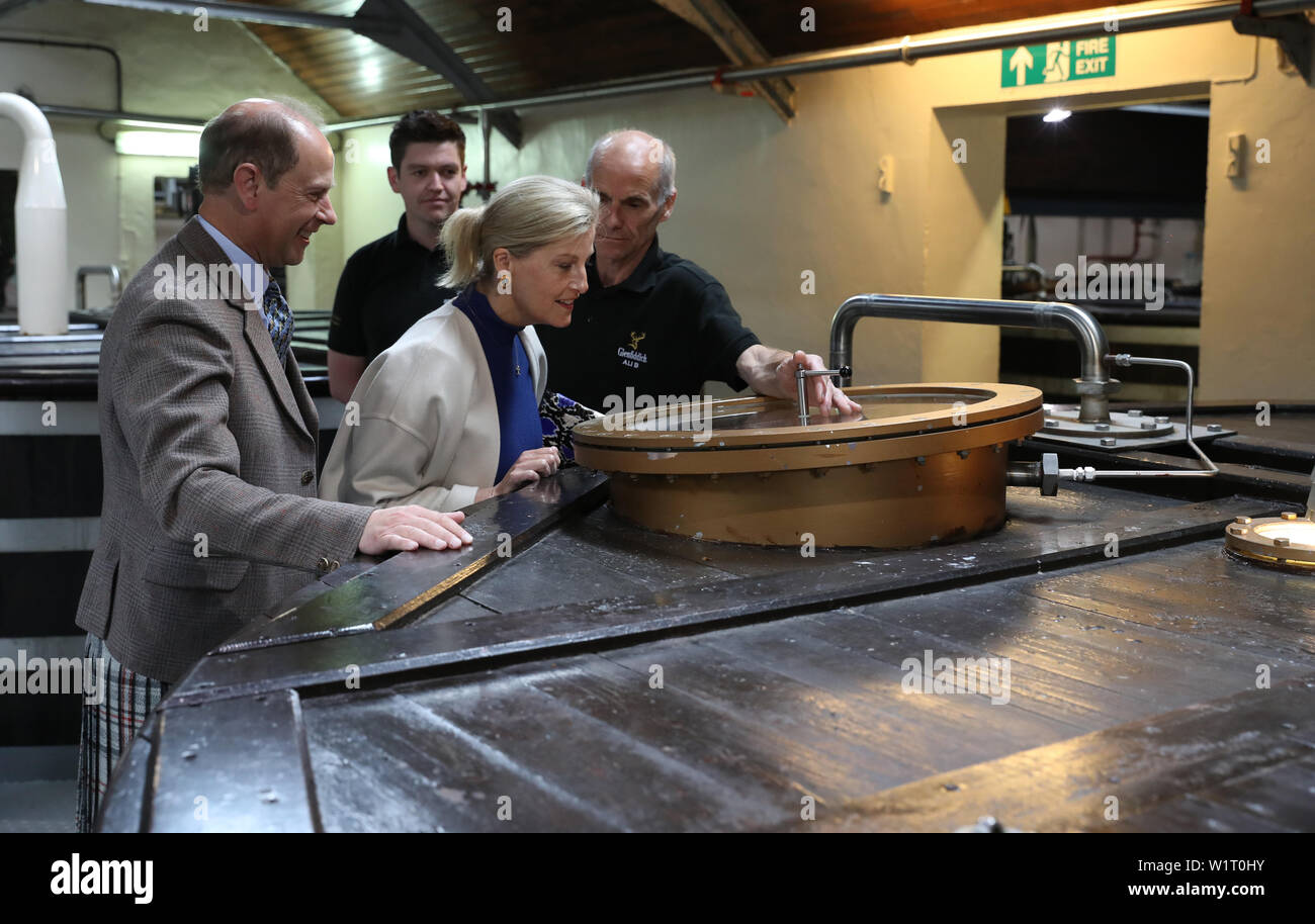 Il conte e la contessa di Forfar come fanno visita Glenfiddich Whisky Distillery a Dufftown. Stampa foto di associazione. Picture Data: lunedì 1 luglio 1, 2019. Prince Edward e sua moglie, Sophie ha ricevuto il titolo sul suo cinquantacinquesimo compleanno all'inizio di quest'anno. Vedere PA storia ROYAL Wessex. Foto di credito dovrebbe leggere: Andrew Milligan/PA FILO Foto Stock