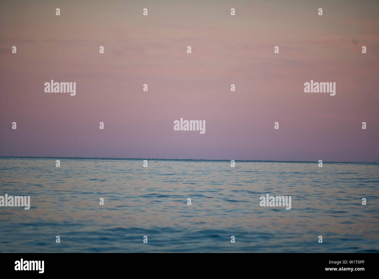 Nuvole nel cielo sopra l'oceano al tramonto. Foto Stock