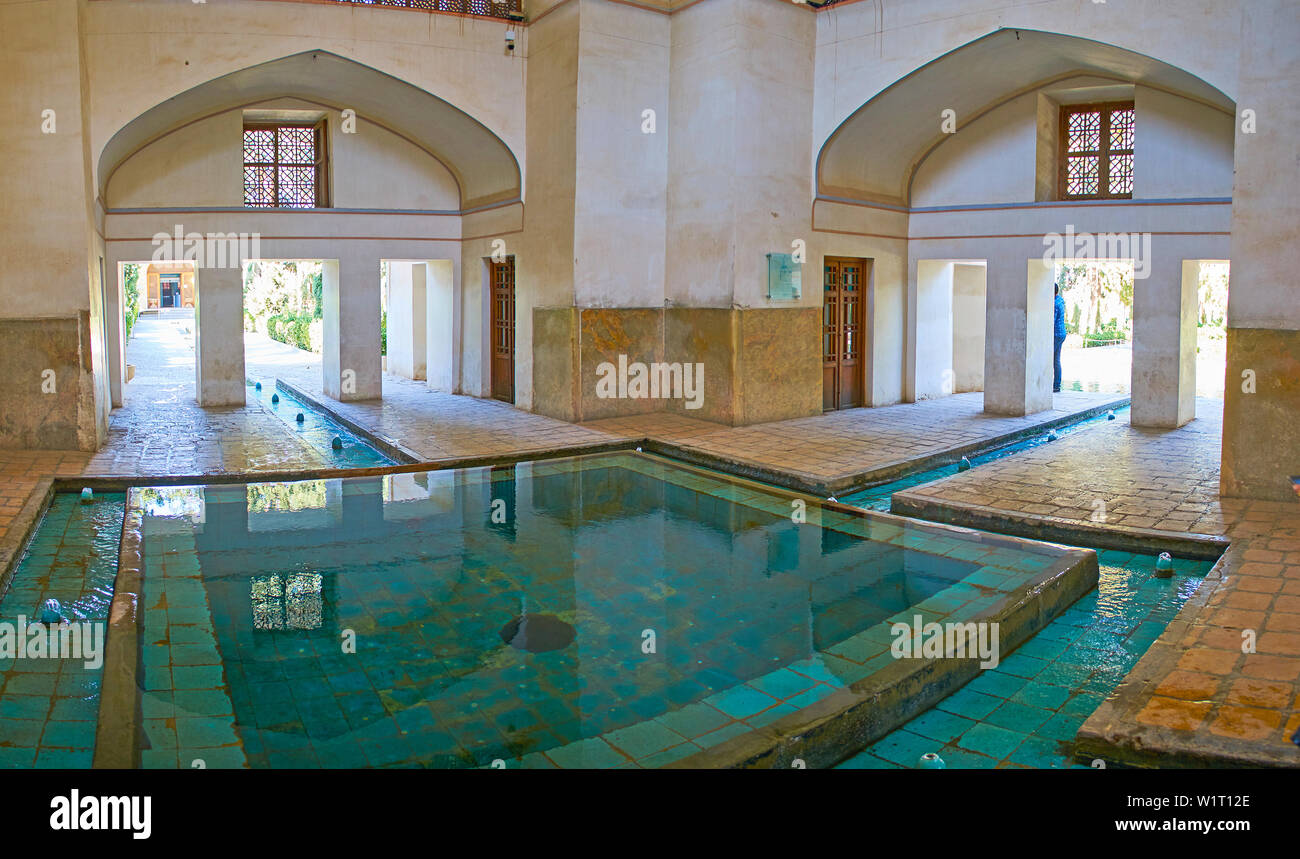 KASHAN, IRAN - 23 ottobre 2017: interni di Kushak - pool house, con nicchie arcuate, esce da tutti i lati e strette fontane, ramificazione da th Foto Stock