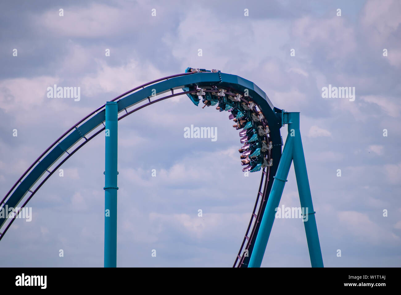 Orlando, Florida. Luglio 01, 2019 . Magnifica vista di persone aventi fun Mako roller coaster al Seaworld Foto Stock