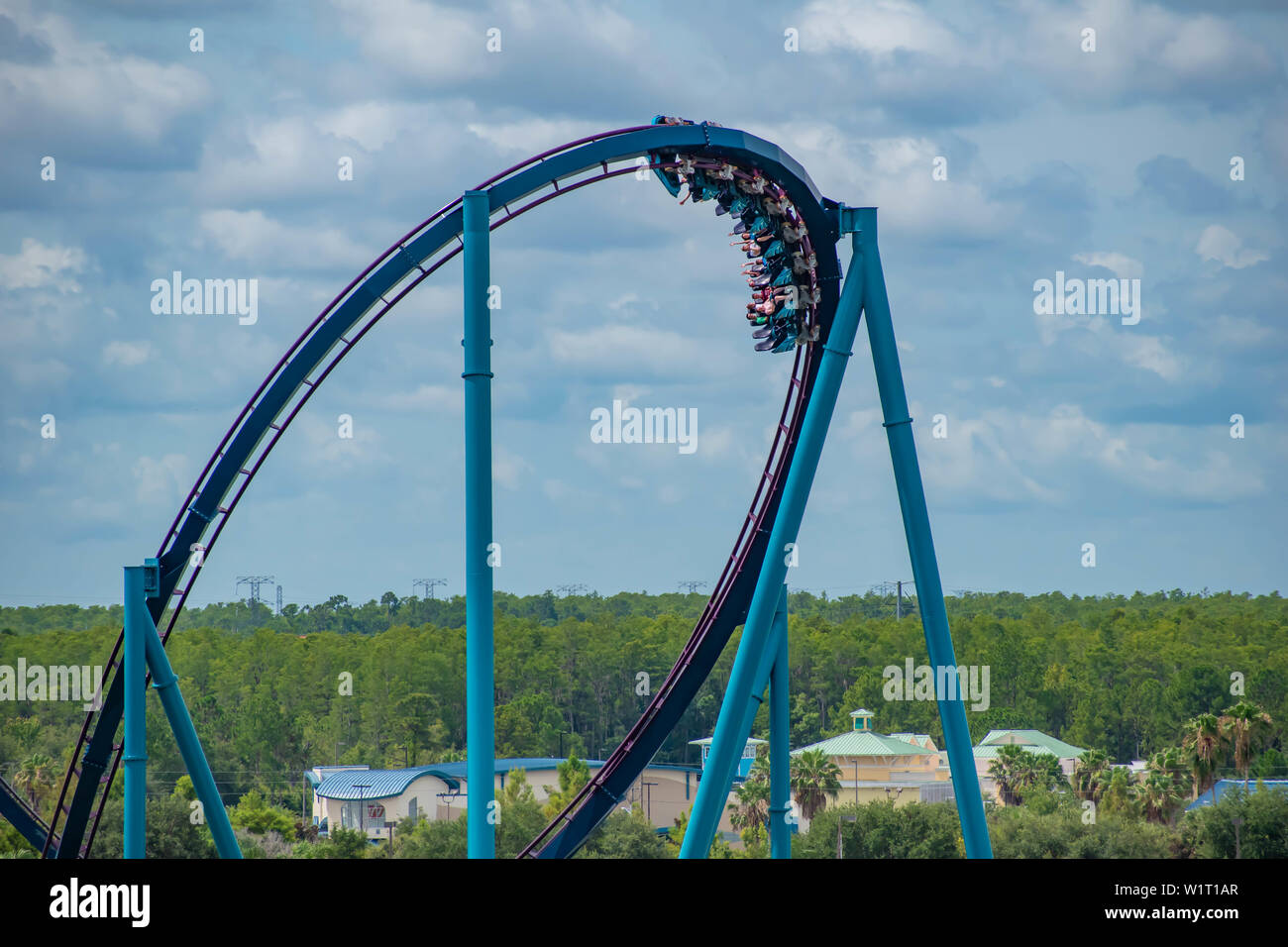 Orlando, Florida. Luglio 01, 2019 . Magnifica vista di persone aventi fun Mako roller coaster al Seaworld Foto Stock
