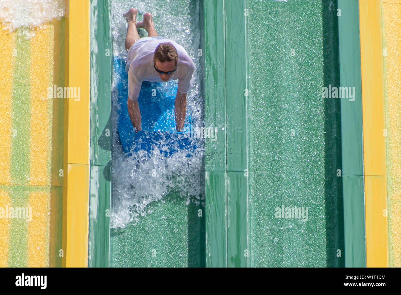Orlando, Florida. Luglio 01, 2019. L'uomo gode di fantastiche spruzzi in Tamauta Racer attrazione a Aquatica. Foto Stock