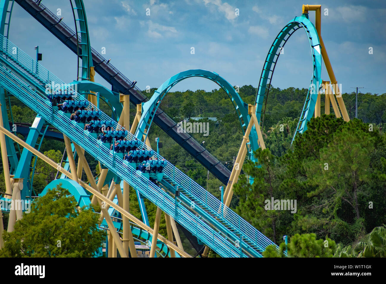 Orlando, Florida. Luglio 01, 2019. Persone avendo divertimento incredibile Kraken roller coaster al Seaworld. Foto Stock