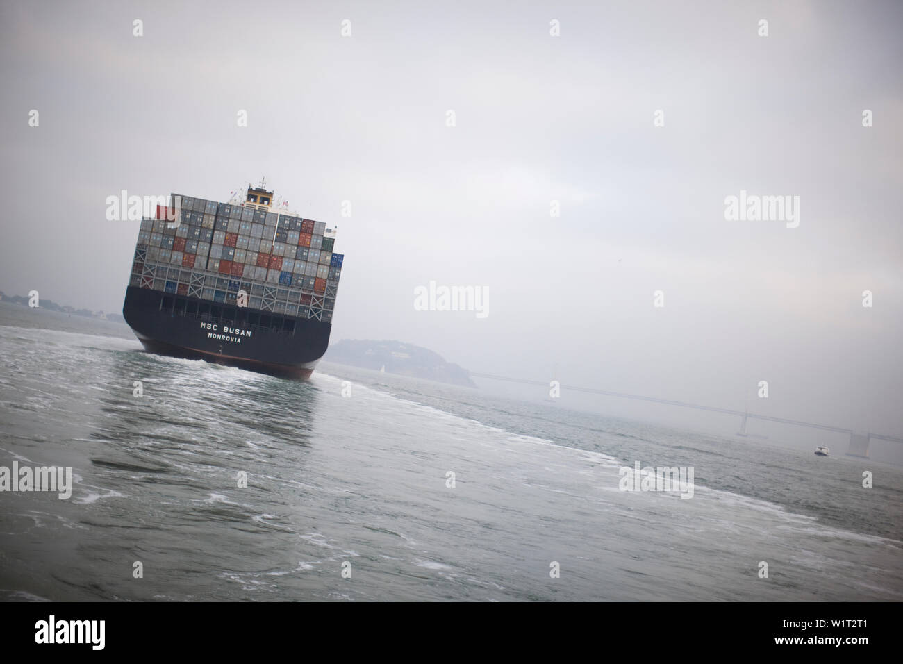 Nave da carico con contenitori in mare Foto Stock