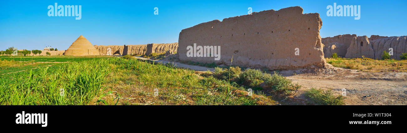 Il territorio all'interno delle pareti di adobe Ghaleh Jalali fortezza è utilizzato per esigenze agricole dei locali, la sua coperta con campi, Kashan, Iran Foto Stock