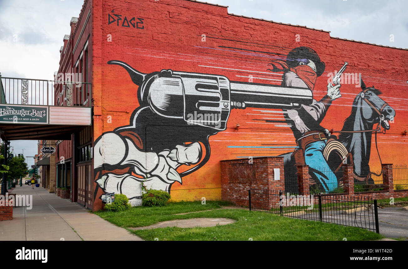 Fort Smith, Arkansas - a tema Western Wall Art nel centro di Fort Smith. Il dipinto è 'Badlands' da parte di un artista britannico noto come D*FACE, il cui vero nome Foto Stock