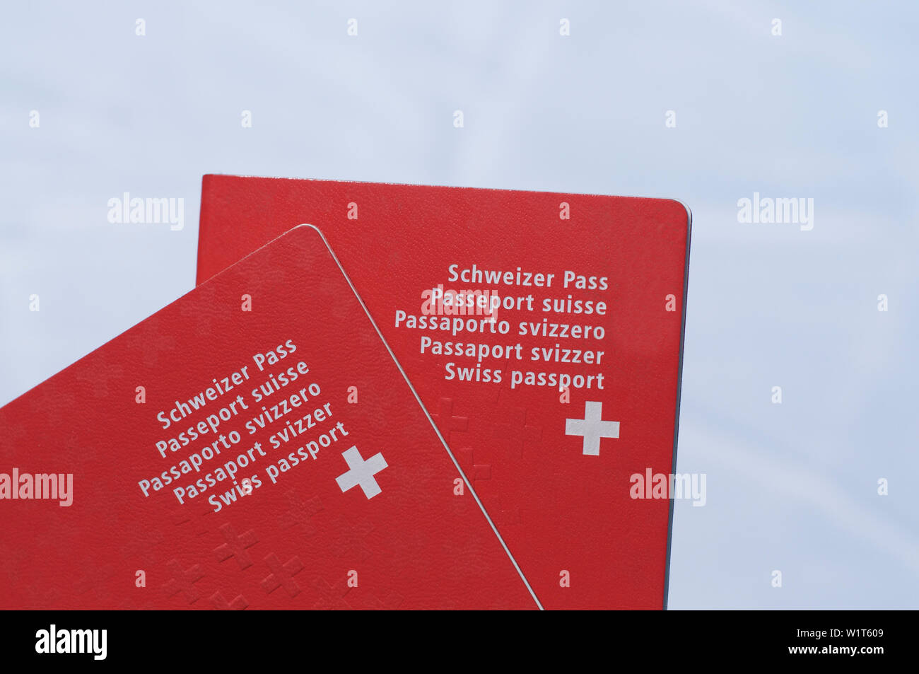 Vista frontale di due passaporto svizzero con sfondo bianco Foto Stock