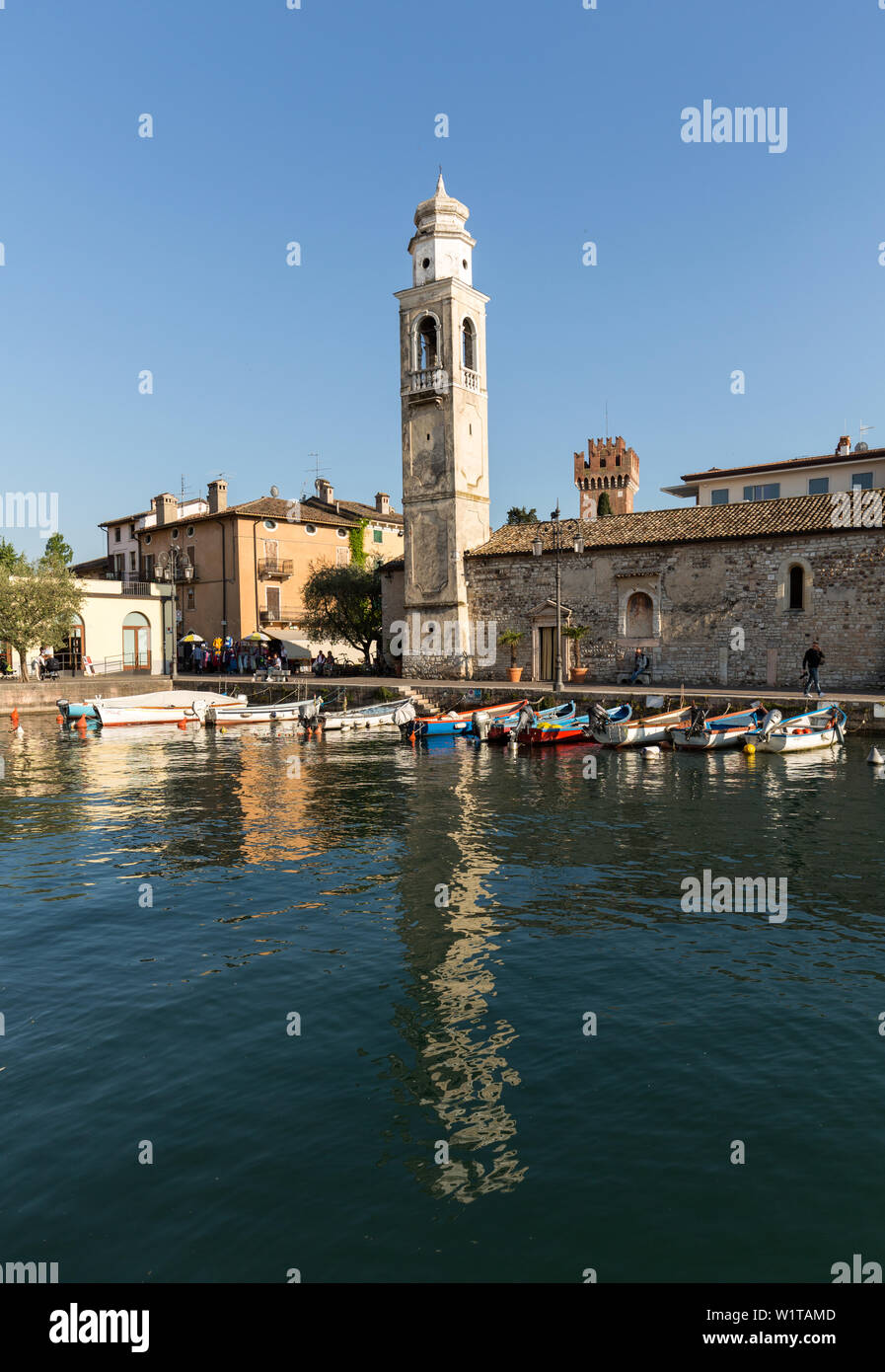 Piccolo porto antico nel centro storico di Lazise, Lago di Garda, Verona, Italia Foto Stock