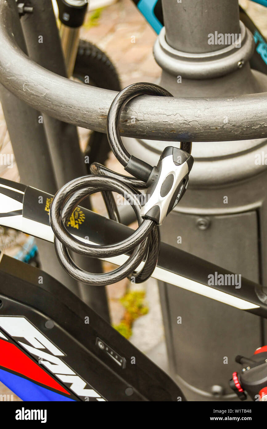 VARENNA, LAGO DI COMO, Italia - Giugno 2019: vista ravvicinata di una bicicletta fissata ad una ringhiera di metallo con una serratura. Foto Stock