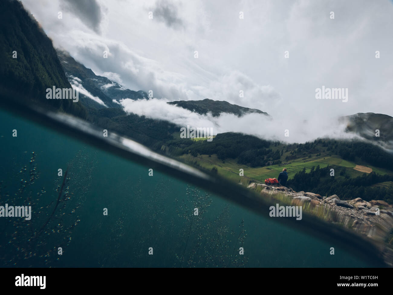 Scalatore gode di vista sul serbatoio di Vernago in misty umore, E5, Alpenüberquerung, 6a tappa, sfiato,Niederjochbach, rifugio Similaun, Val Senales, Vernago ri Foto Stock