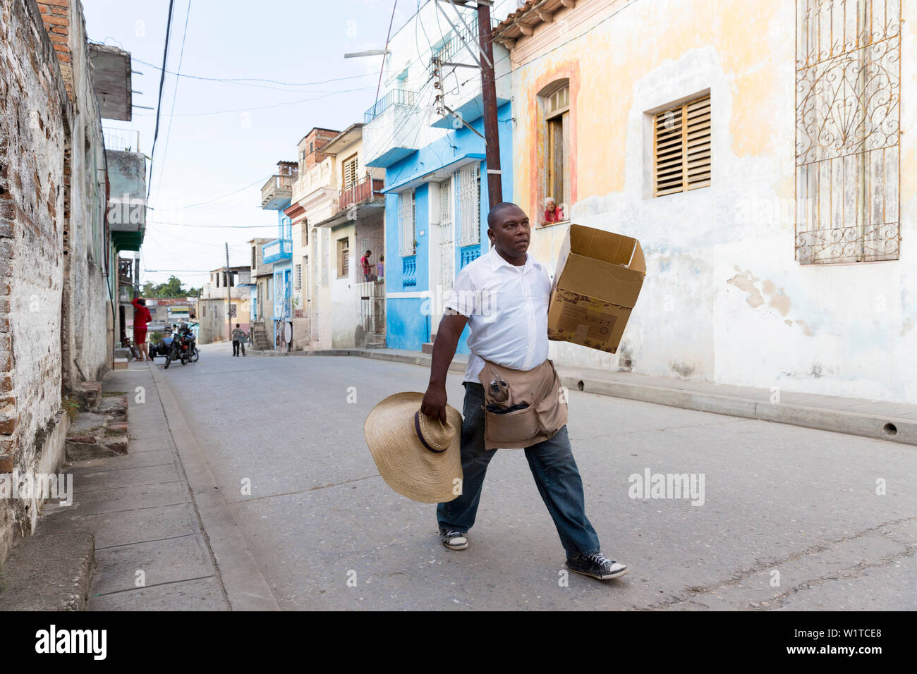 Empty street in una città coloniale, Santa Clara, famiglia viaggi a Cuba, congedo parentale, vacanze, time-out, avventura, Santa Clara, provincia di Villa Clara, Foto Stock