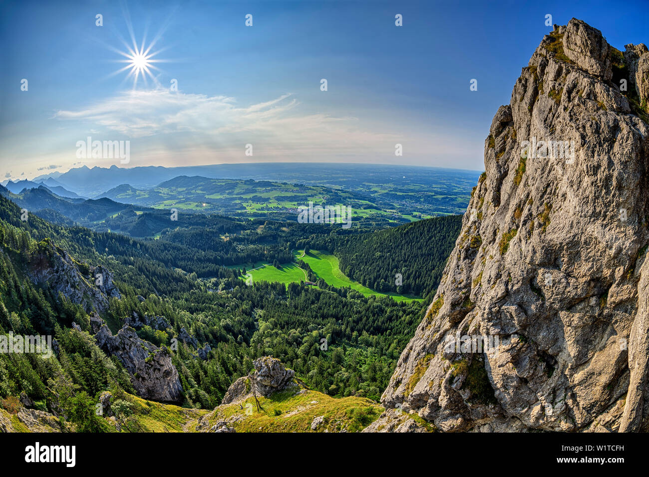 Guardare a parete di roccia da sul samerberg mangfall e montagne, ad alta ries, Chiemgau Alpi, Chiemgau, Alta Baviera, Baviera, Germania Foto Stock