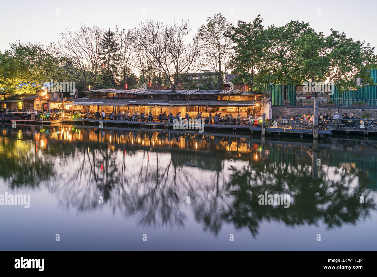 Club a Sprea Canal, Freischwimmer, bar in spiaggia, Kreuzberg di Berlino Foto Stock