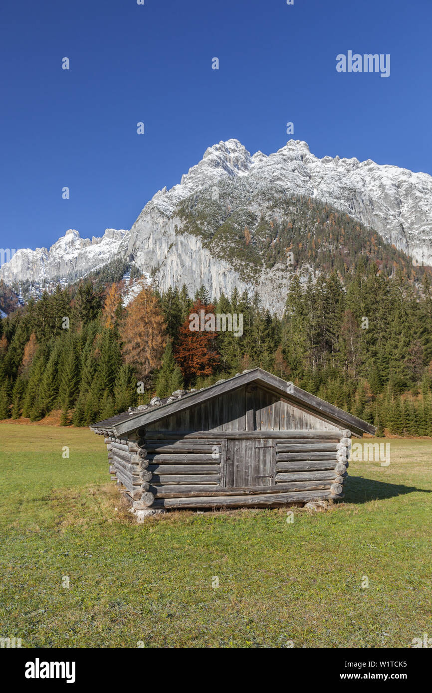 Capanna di fronte Öfelekopf in montagna le montagne del Wetterstein, Leutasch, Tirolo settentrionale, Tirolo, Austria, Europa Foto Stock