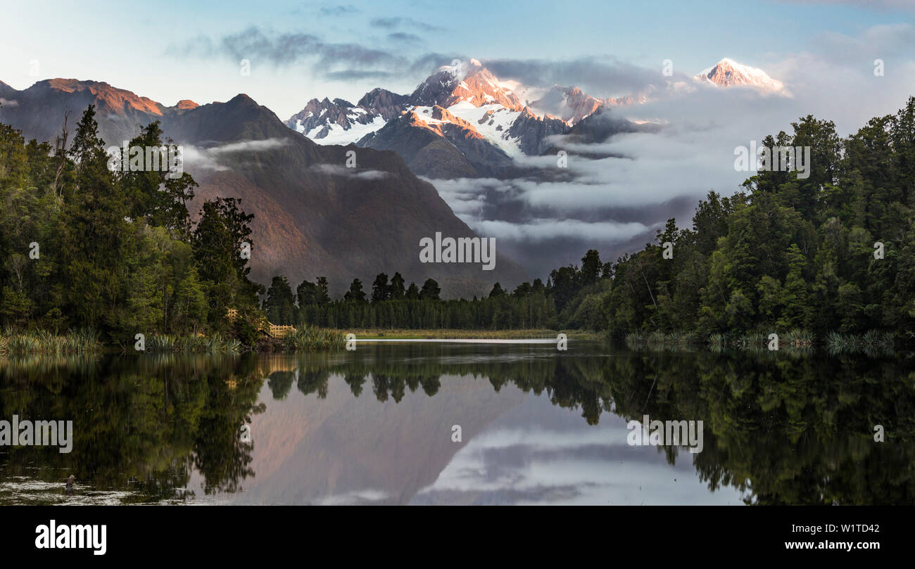 Riflesso nell'acqua, il lago Matheson, Mount Cook Mount Tasman, Westland Tai Poutini National Park, West Coast, Isola del Sud, Nuova Zelanda, Oceania Foto Stock