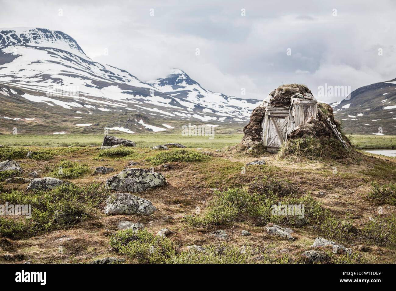 A sinistra una capanna di pastori del popolo Sami. Sul hikingtrail Kungsleden Singistugorna a. La Lapponia, Svezia. Foto Stock