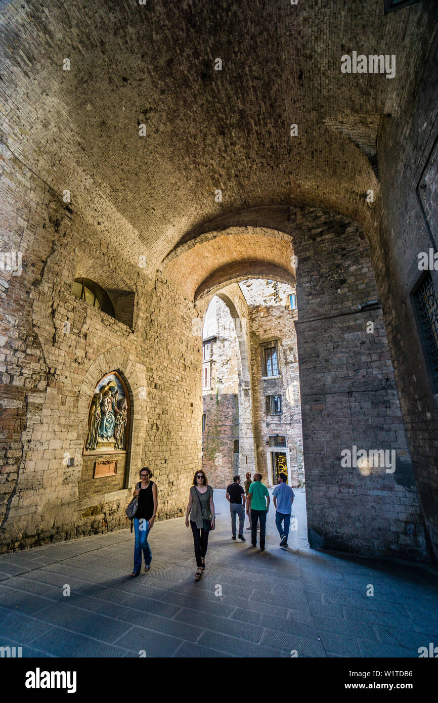 Archi di Via Maesta delle volte nel centro storico di Perugia, Umbria, Italia Foto Stock