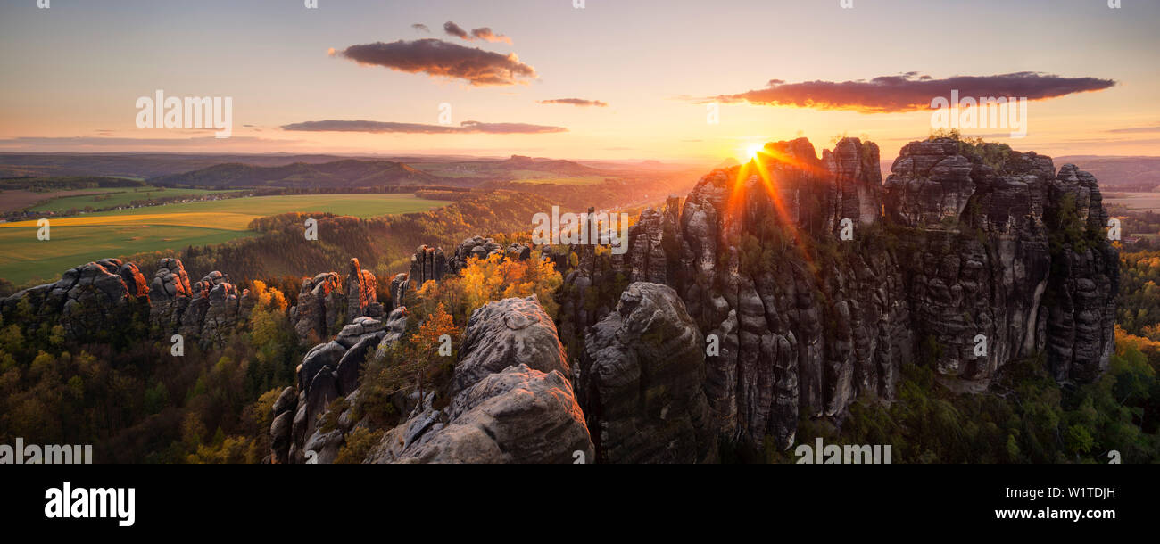 Panorama della Schrammsteine e l'Elba nella ultima luce della sera in primavera, Svizzera Sassone National Park, in Sassonia, Germania Foto Stock