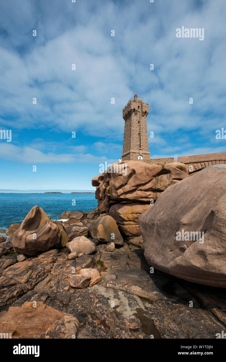 Faro e rocce di granito, Phare de Ploumanac'h o Phare de significa Ruz, Ploumanach, Côte de Granit Rose, Côtes d'Armor Bretagna, Francia Foto Stock