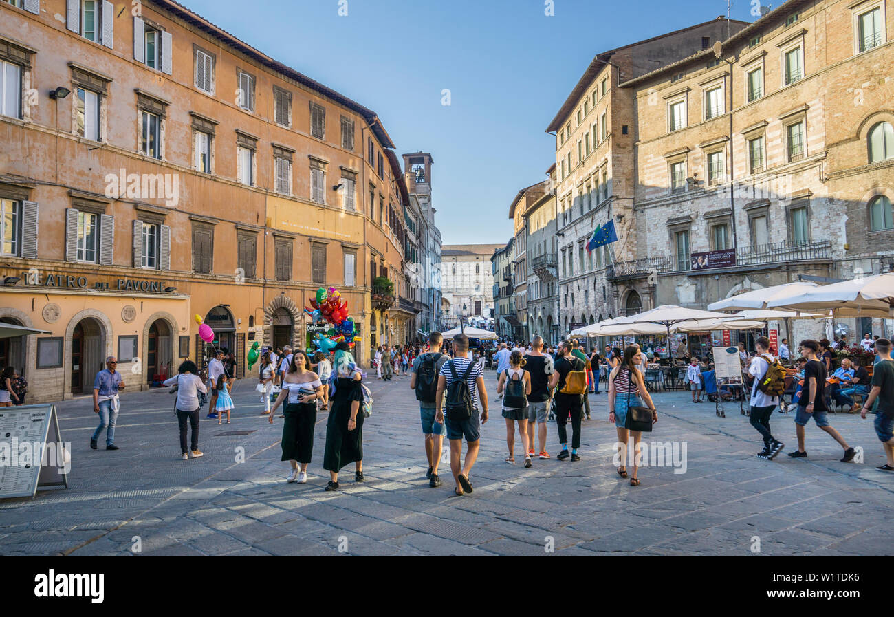 Vista di Piazza della Repubblica, un grande aperto uno spazio pubblico sul Corso di Piertro Vannutti, arteria principale del centro storico di Perugia, Umbria, Ita Foto Stock