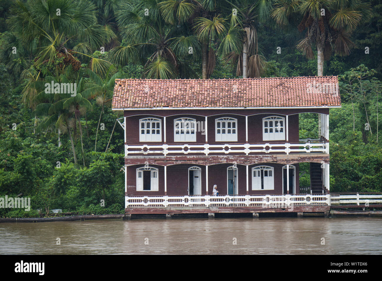Un nobile cercando casa a due piani con un due-tiered wrap-around portico su due lati sorge sulla riva del fiume Rio delle Amazzoni, canali Breves, vicino a Belem Foto Stock