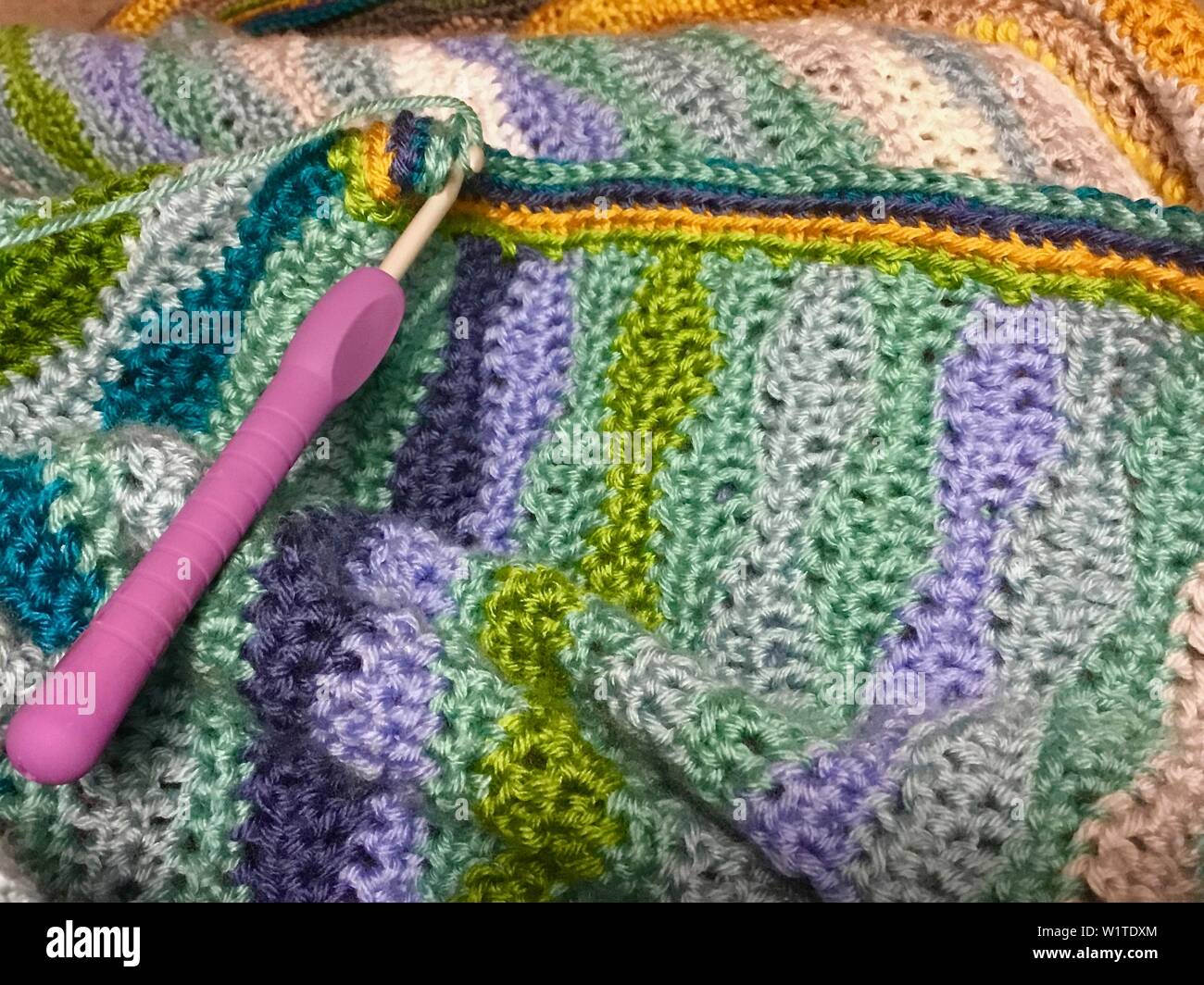 Crochet - lavori in corso su una coperta di maglia Foto Stock