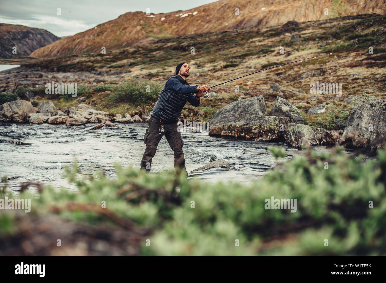 L'uomo la pesca nella natura della Groenlandia, Groenlandia, artico. Foto Stock