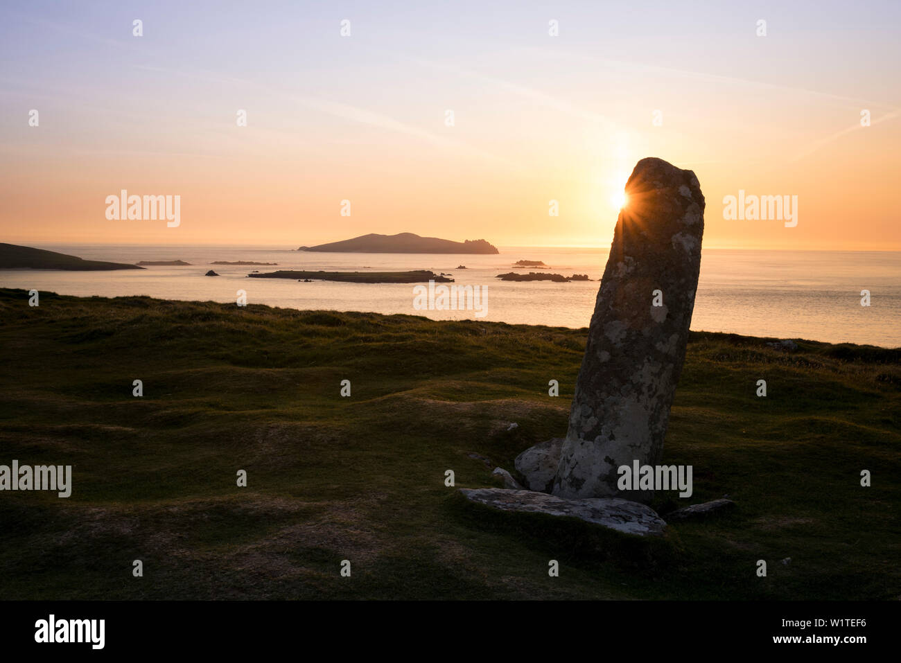 Tramonto sul set di Star Wars: Slea testa con un menhir in primo piano e il gigante addormentato in background visto da mentre si cammina la Dingle Foto Stock