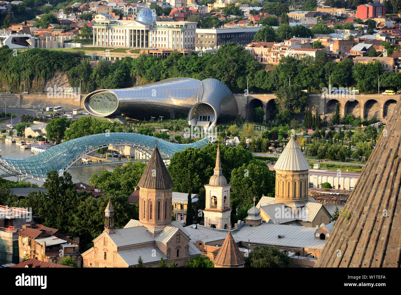 Vista da Sololaki e Fortezza di oltre il centro storico, Tbilisi, Georgia Foto Stock