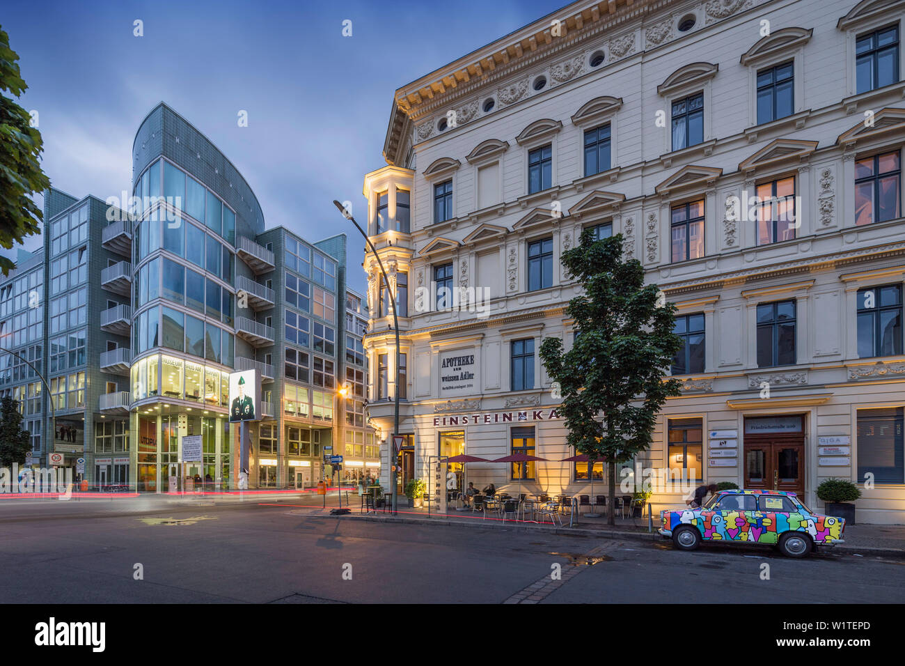 Monumento il Checkpoint Charlie, Trabi, Friedrichstrasse Berlin-Mitte, Berlino, Germania, Deuschland, Europa UE Foto Stock