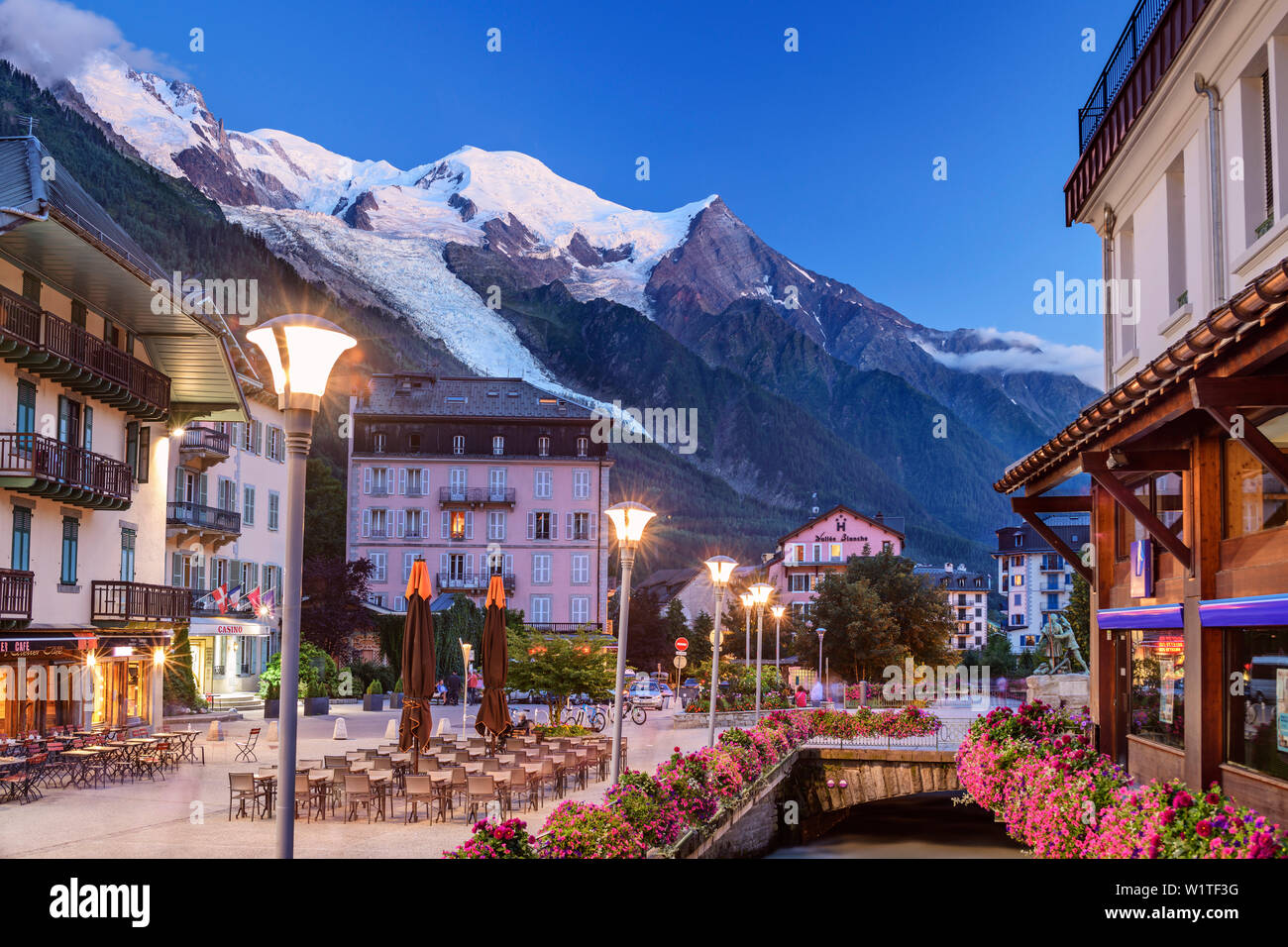 Centro di Chamonix in serata con Mont Blanc, Chamonix Grajische Alpi, alle Alpi della Savoia, Savoie, Francia Foto Stock