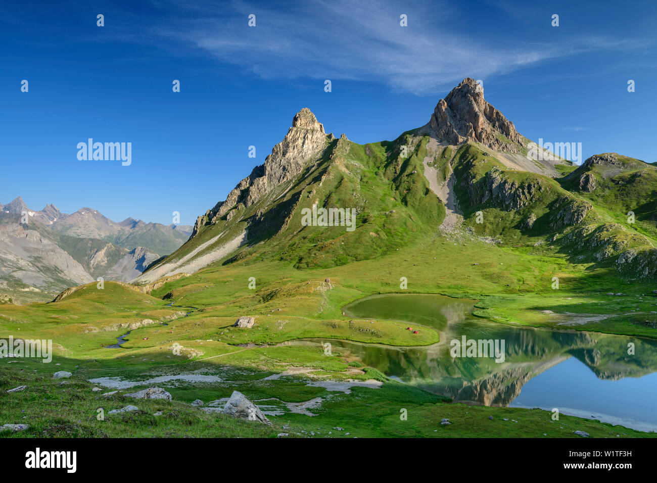 Il lago di Lac Cerces con vista verso il Pic de la Ceinture e Pointe de la Fourche, lago Lac Cerces, Dauphine, Dauphiné, Hautes Alpes, Francia Foto Stock