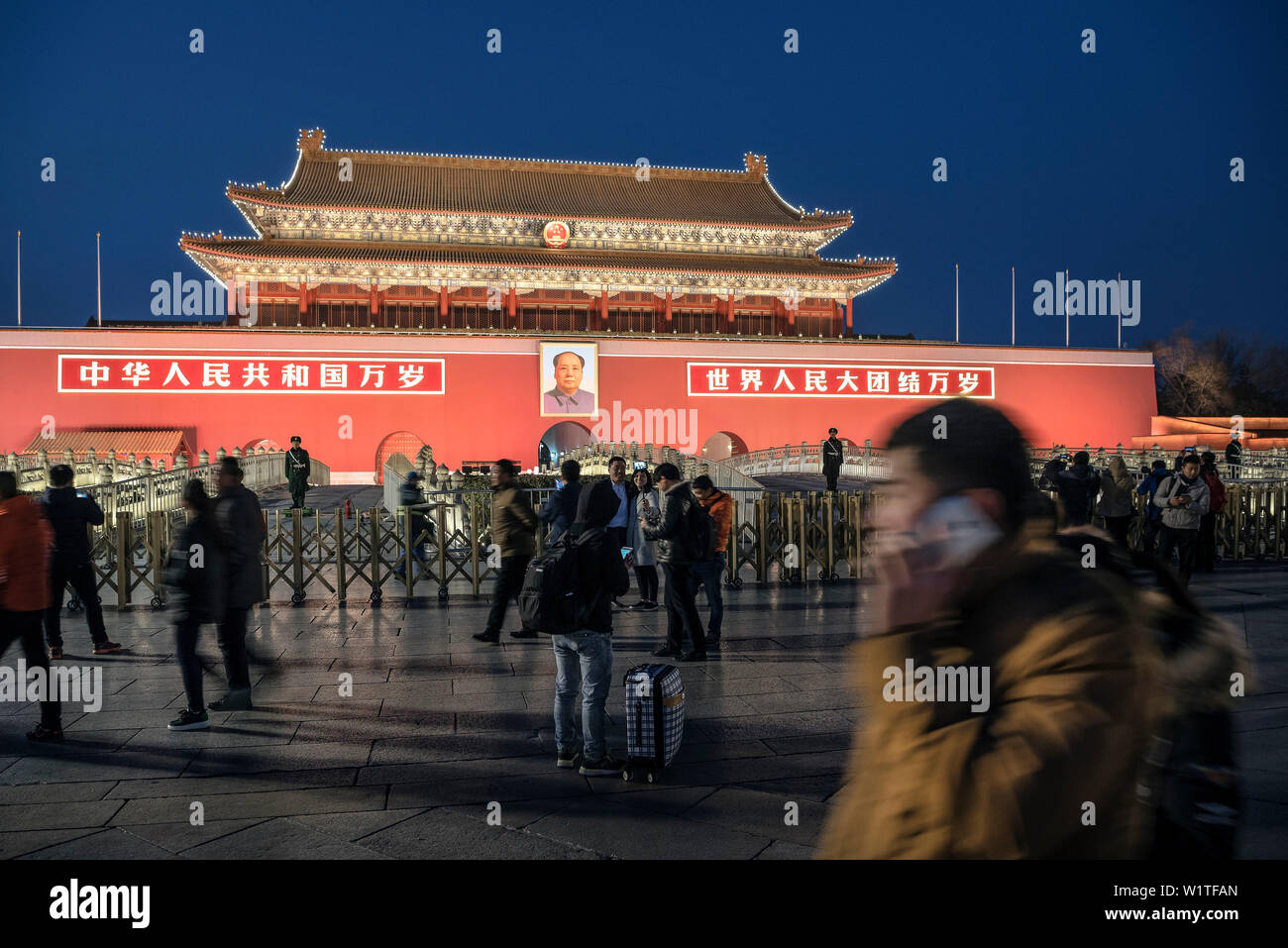 Visitatori e turisti nella parte anteriore del ritratto di Mao Zedong in piazza Tiananmen Gate che è la porta di accesso alla Città Proibita di Pechino, Cina, Asia Foto Stock