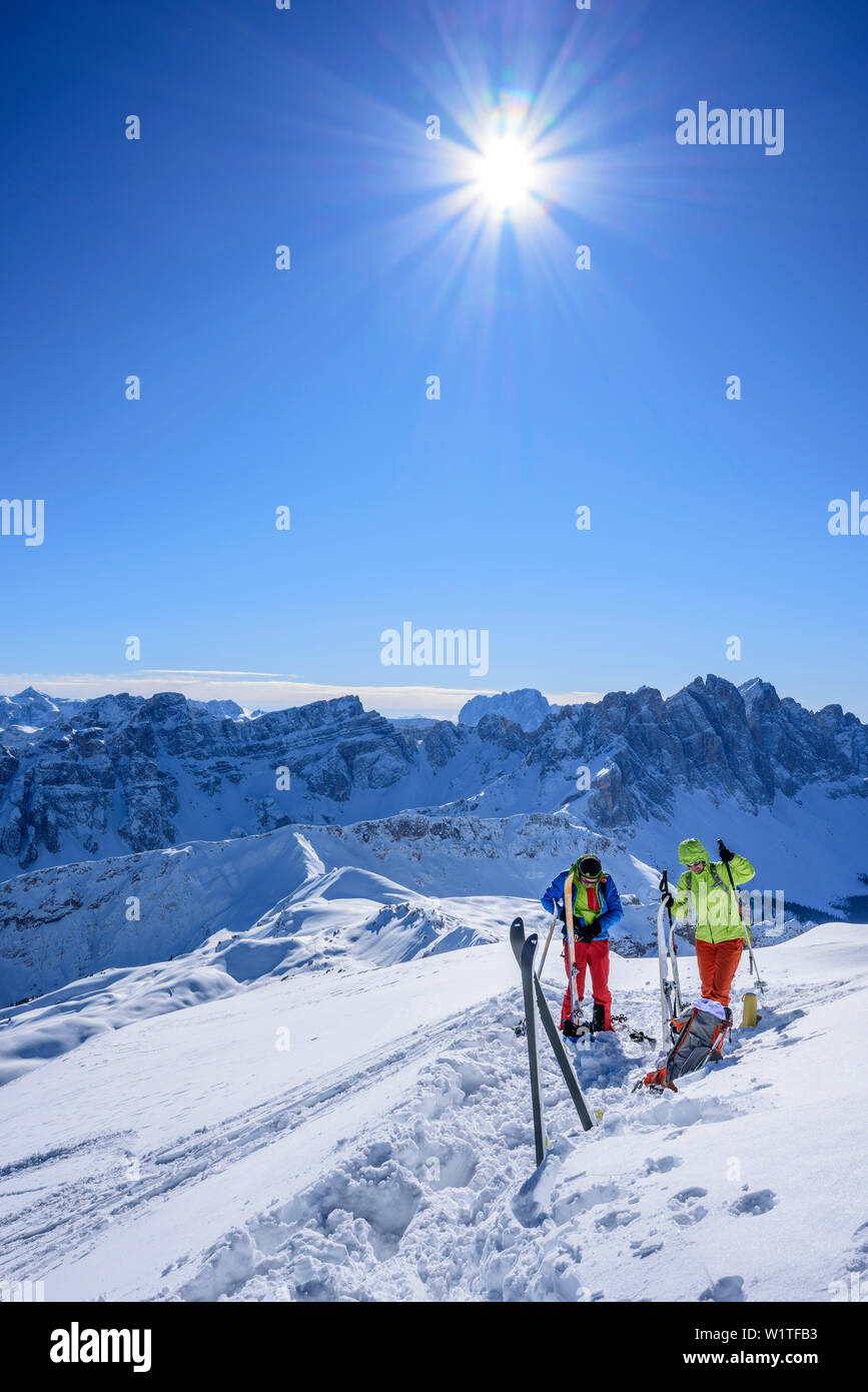 Due persone sci backcountry permanente al Sass Putia, Sass de Putia, parco naturale Puez-Geisler, sito patrimonio mondiale dell'UNESCO Dolomiti, Dolomiti, Sou Foto Stock