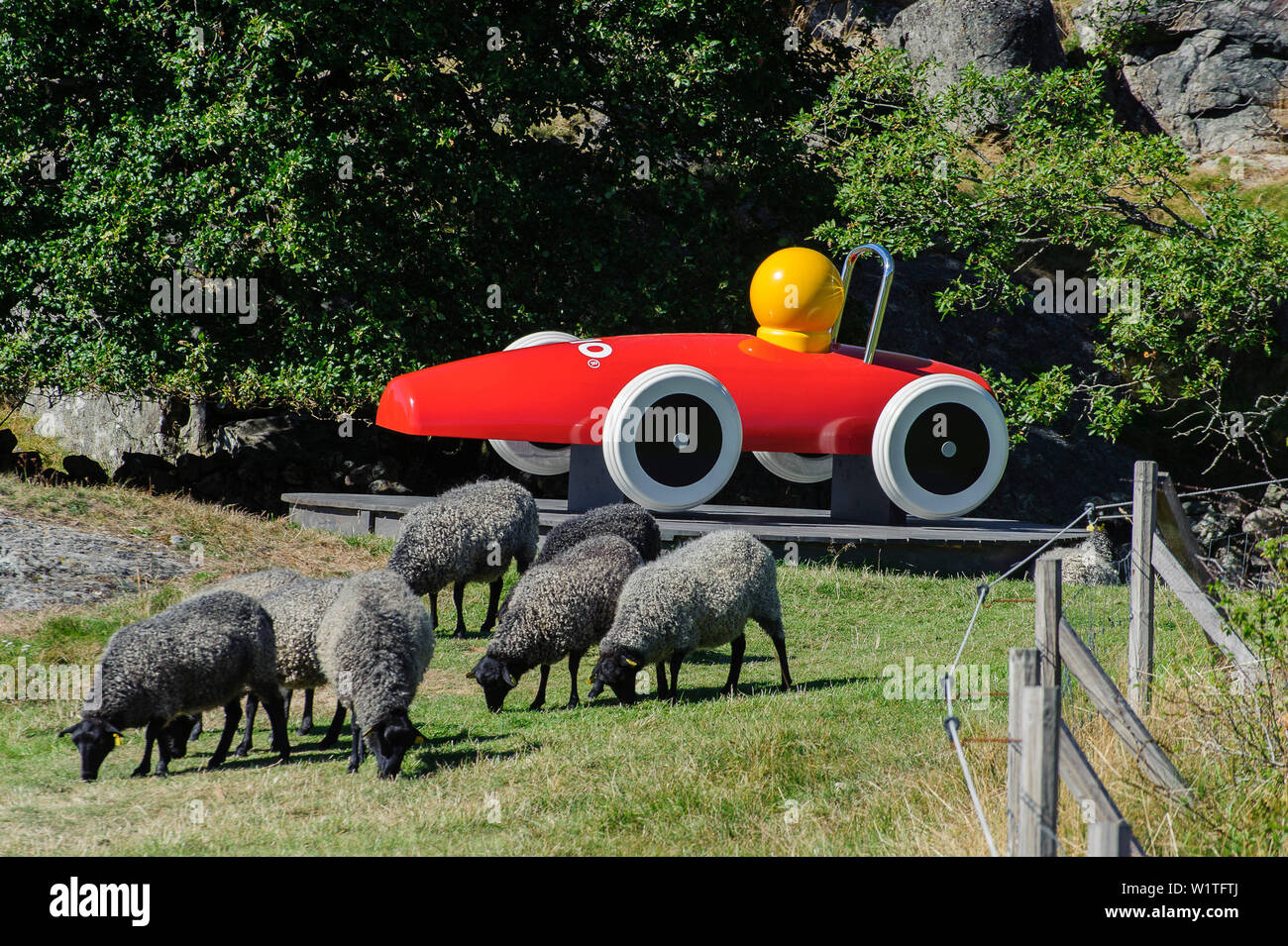 Open-air art exhibition con un gigante di Brio giocattolo a Sunna, Tjörn Isola, Bohuslän, Svezia Foto Stock