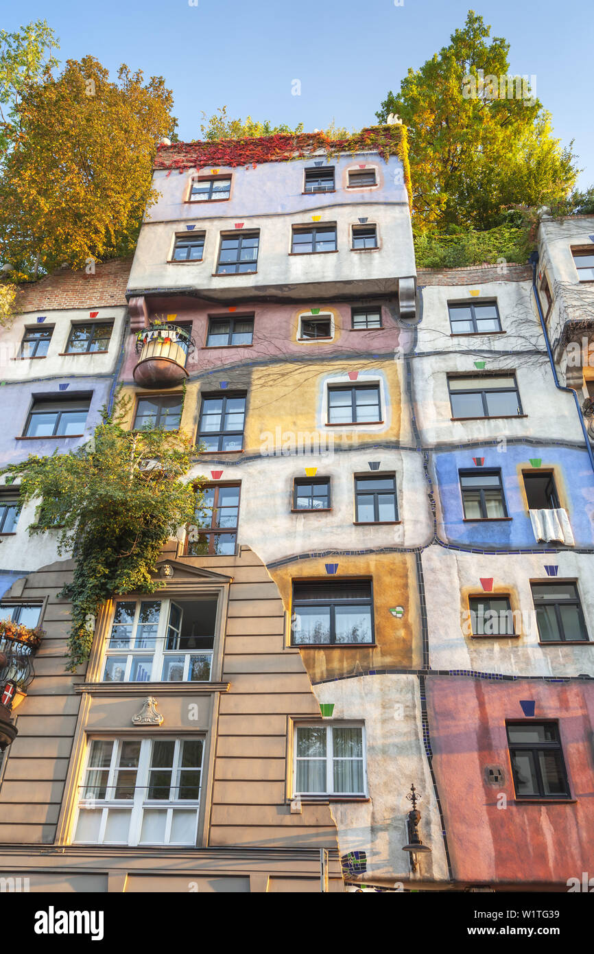 Edificio famoso Hundertwasserhaus di Friedensreich Hundertwasser e Josef Krawina a Vienna, l'Austria orientale, Austria, Europa Foto Stock