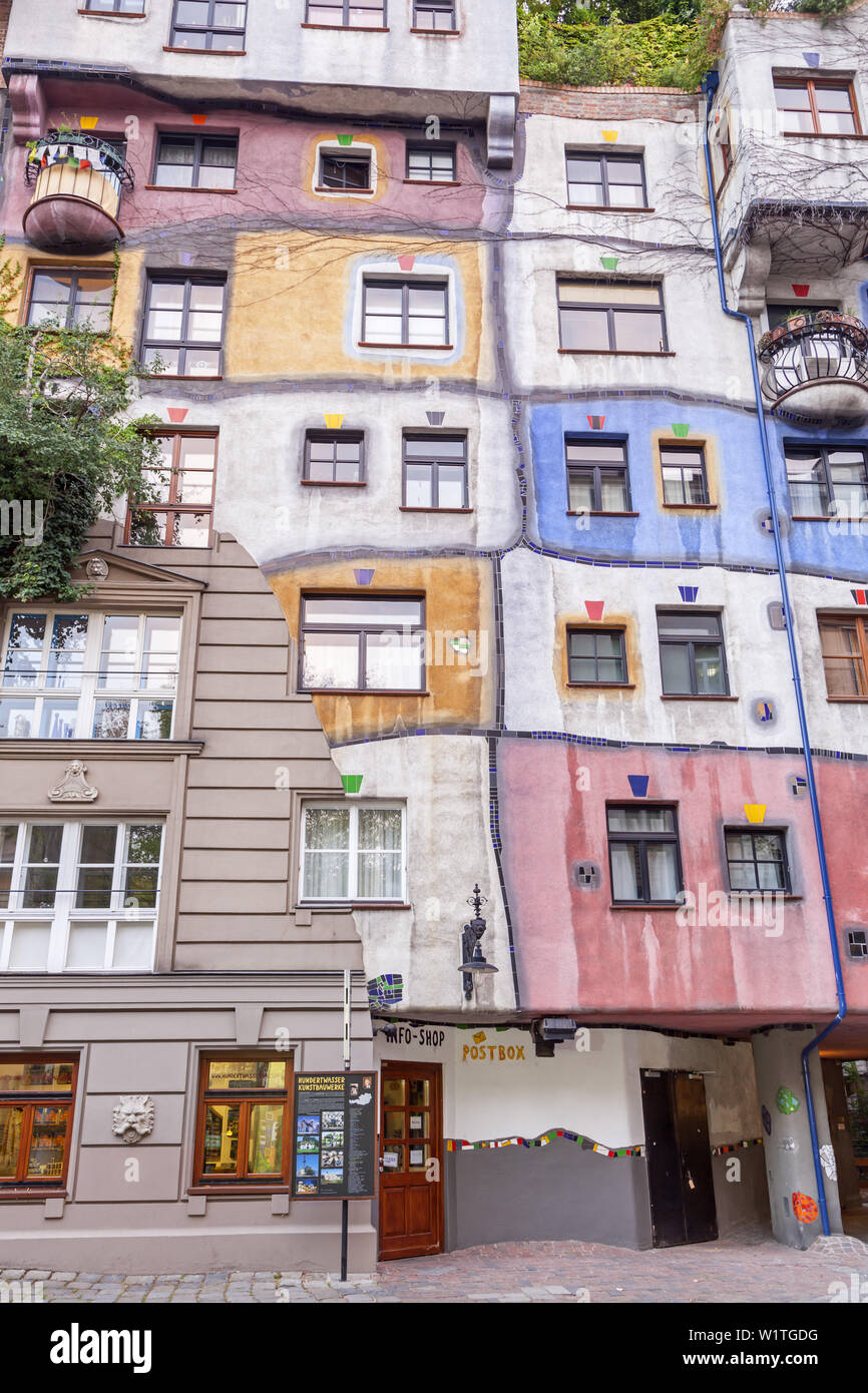 Edificio famoso Hundertwasserhaus di Friedensreich Hundertwasser e Josef Krawina a Vienna, l'Austria orientale, Austria, Europa Foto Stock