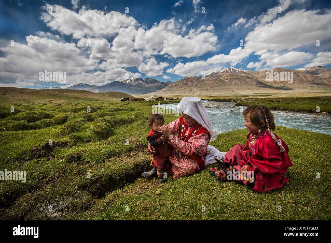 Donna del Kirghizistan si prende cura del suo bambino, Wakhan, il Pamir, Afghanistan, Asia Foto Stock