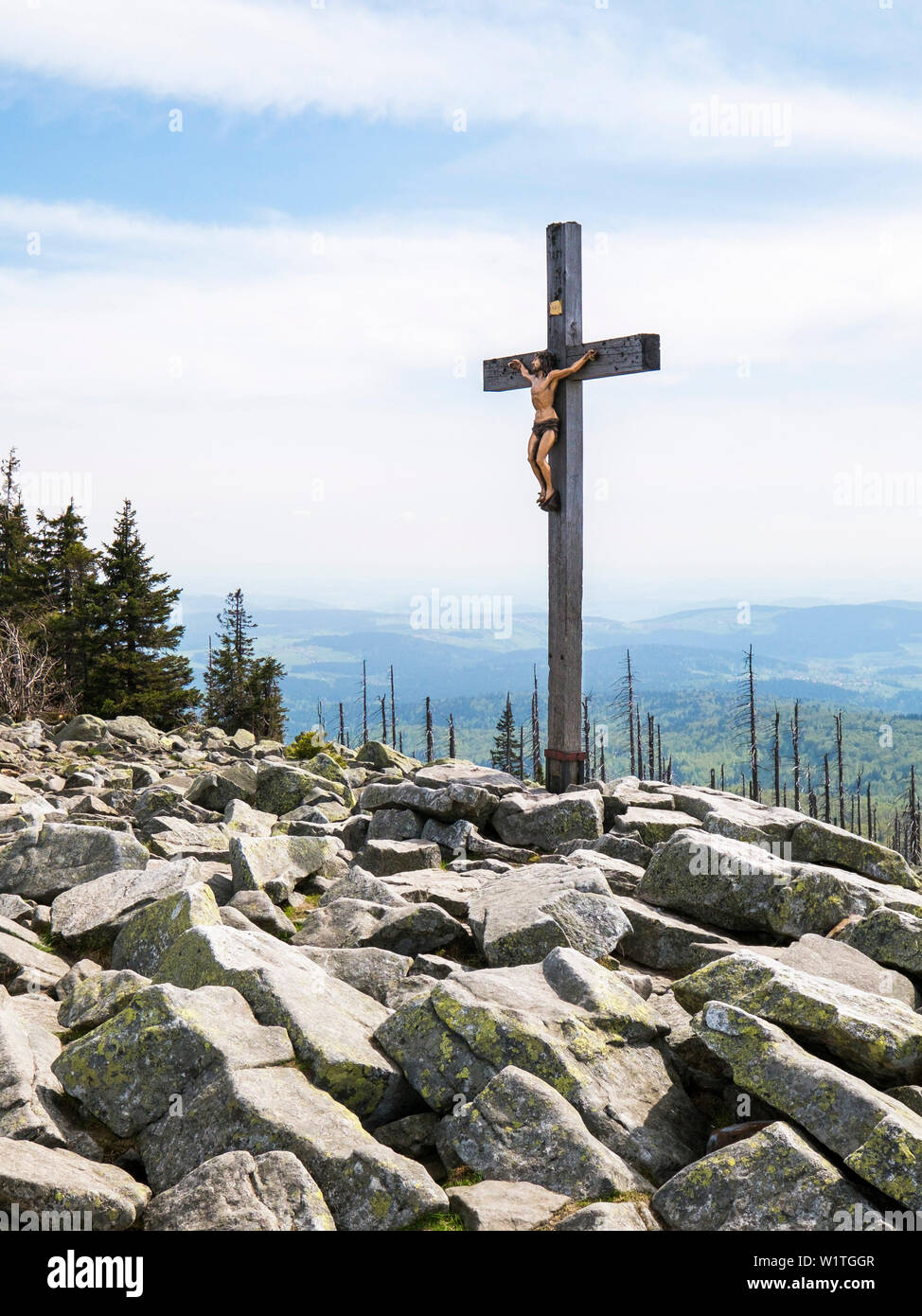 Vertice di croce e i blocchi di granito su Lusen montagna Parco Nazionale della Foresta Bavarese, Baviera, Germania, Europa Foto Stock