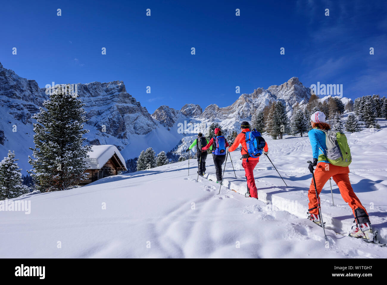 Parecchie persone sci backcountry ascendente di Medalges, Geisler gamma in background, Medalges, parco naturale Puez-Geisler, patrimonio mondiale dell UNESCO Foto Stock