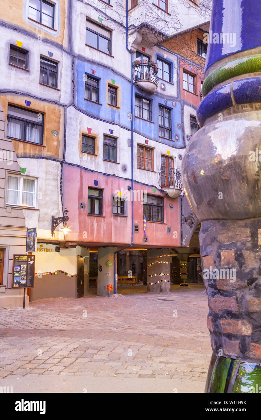 Edificio famoso Hundertwasserhaus di Friedensreich Hundertwasser e Josef Krawina a Vienna, l'Austria orientale, Austria, Europa Foto Stock