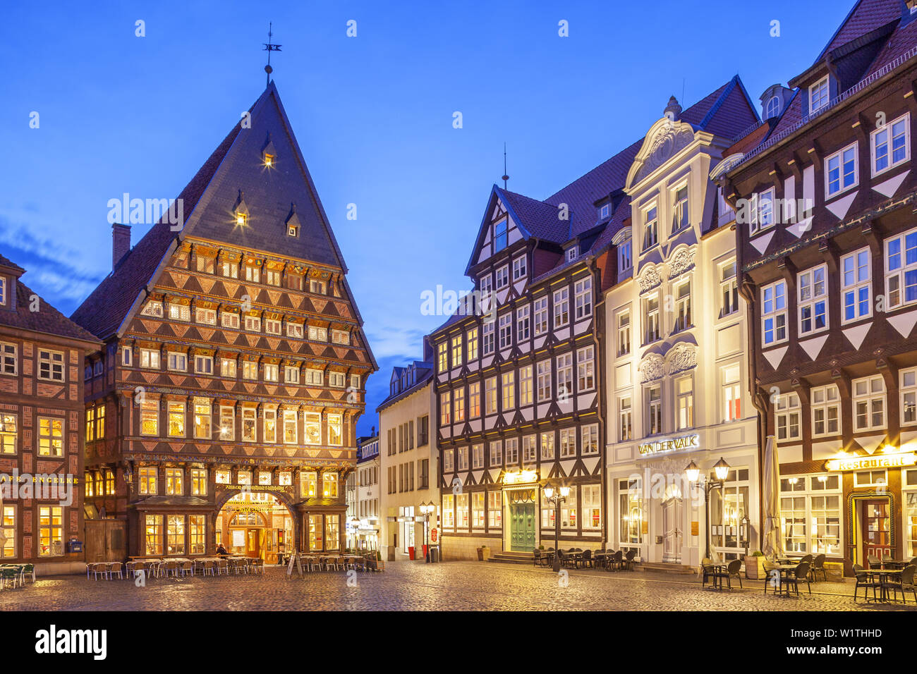Il mercato con il famoso 'Knochenhaueramtshaus', un mezzo in legno edificio, nel centro storico della città di Hildesheim, Bassa Sassonia, Germania settentrionale, Germania, Foto Stock