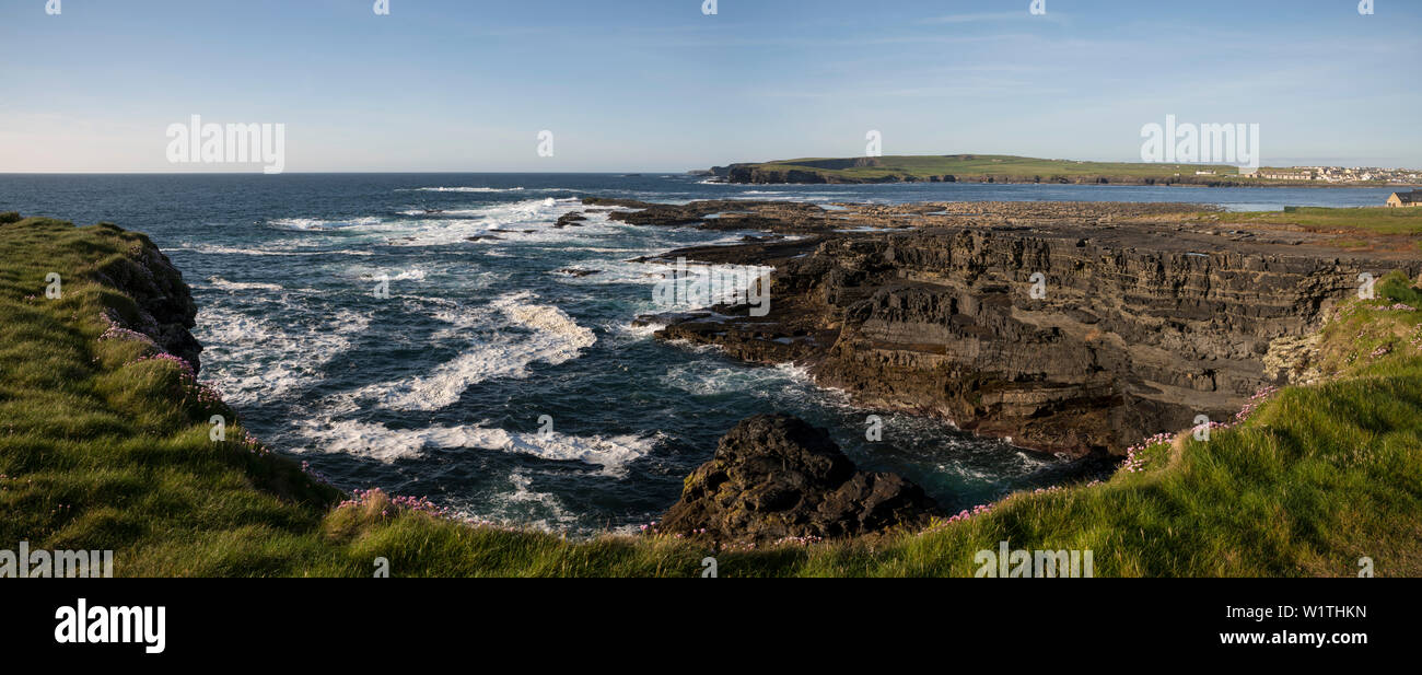 Il Cliff Walk in Kilkee si estende dalla baia a nord e a sud lungo la costa e mostra La ruvida bellezza del paesaggio, Kilkee, nella contea di CLA Foto Stock