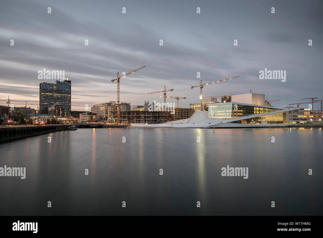 Vista sul porto al famigerato opera, la Nuova Opera House di Oslo, Norvegia, Scandinavia, Europa Foto Stock