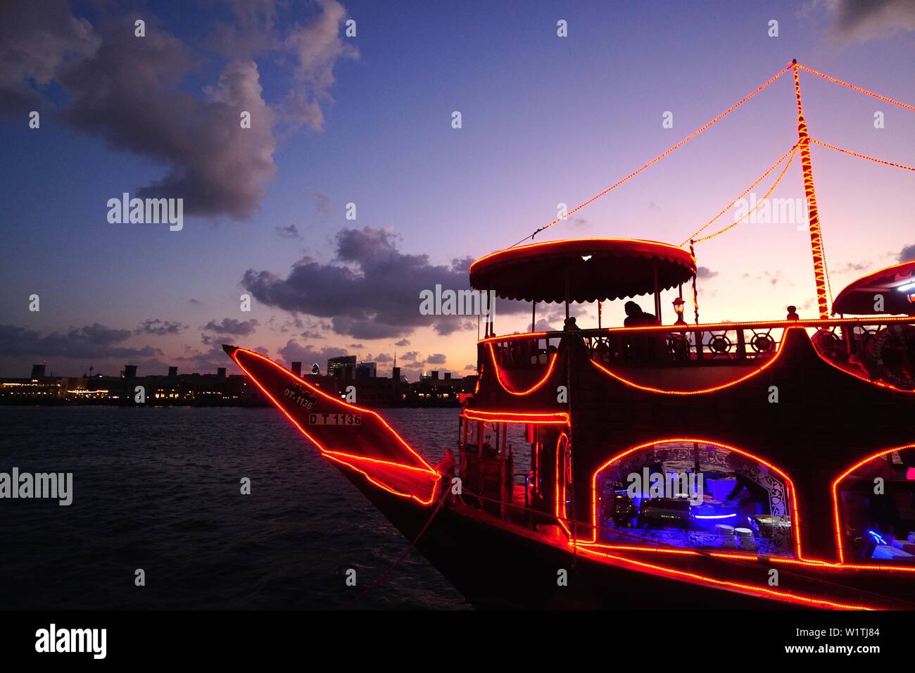 Sera Cena crociera, nave di legno, Dubai Creek di Dubai, Emirati Arabi Uniti, Emirati Arabi Uniti Foto Stock