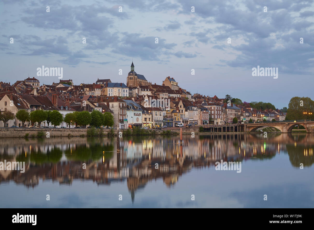Vista sul fiume Yonne a Joigny , dipartimento Yonne , Borgogna , Francia , in Europa Foto Stock
