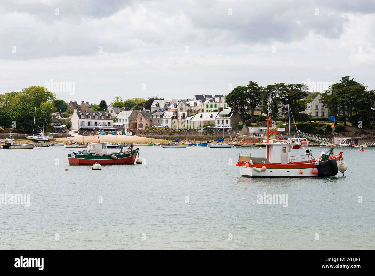 Porto e vista sulla città, Benodet, Finisterre, Bretagne, Francia Foto Stock